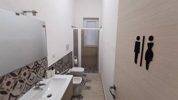 Doccia, asciugacapelli, bidet, asciugamani