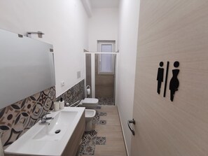 Doccia, asciugacapelli, bidet, asciugamani