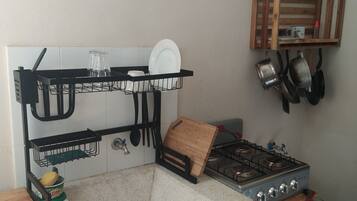 Réfrigérateur, plaque de cuisson, cafetière/bouilloire