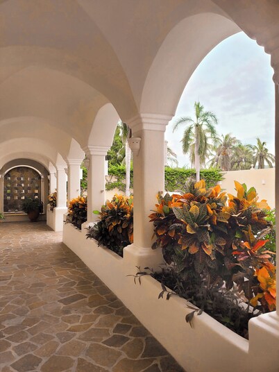 Huatulco beauty in Chahue Bay. Large family condo with ocean and mountain views