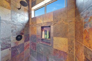 Ensemble baignoire-douche, séchoir à cheveux, serviettes fournies, savon