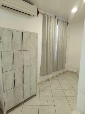 Dormitorio compartido básico | Wifi gratis y ropa de cama