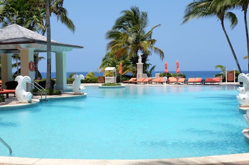 Luxury & Spacious 1 bdr/2 bth beachfront condo with stunning ocean & resort view