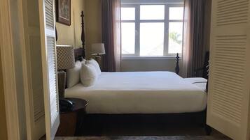 1 habitación, caja de seguridad en la habitación y escritorio