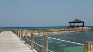 På stranden og solsenger