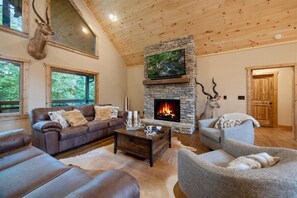 Smart TV, caminetto, tavolo da calcetto, impianto stereo