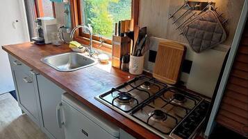 Een koelkast, een kookplaat, een broodrooster