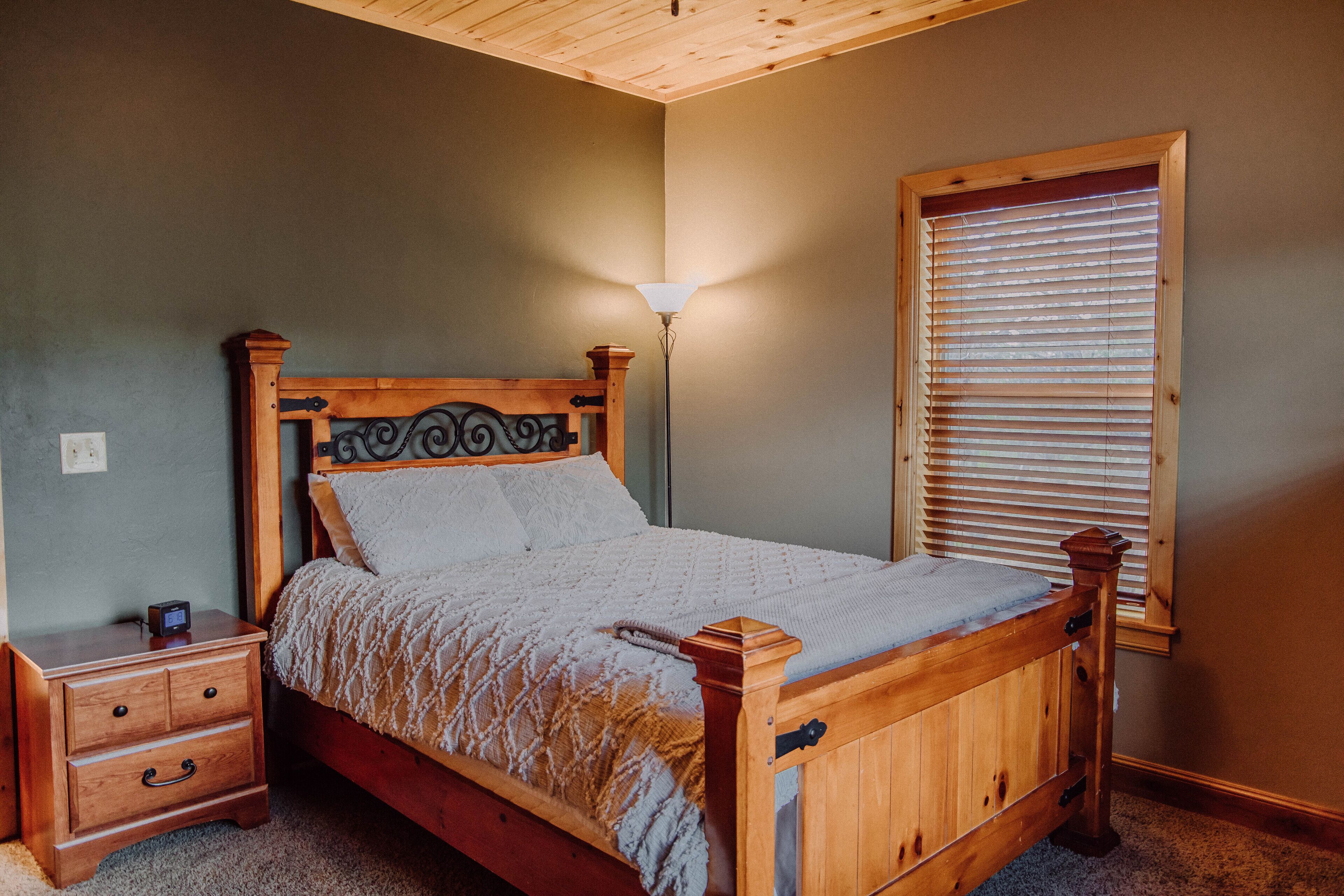 2 bedrooms, desk, WiFi, bed sheets