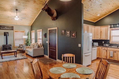 Beautiful log cabin 7 miles from Black Canyon National Park