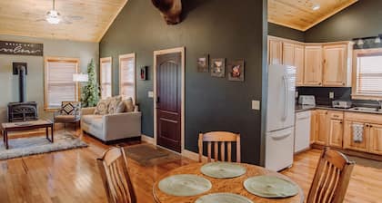 Beautiful log cabin 7 miles from Black Canyon National Park