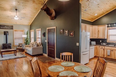 Beautiful log cabin 7 miles from Black Canyon National Park