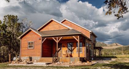 Beautiful log cabin 7 miles from Black Canyon National Park