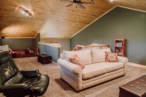 Beautiful log cabin 7 miles from Black Canyon National Park