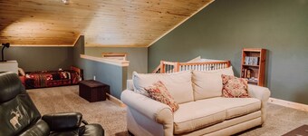 Beautiful log cabin 7 miles from Black Canyon National Park