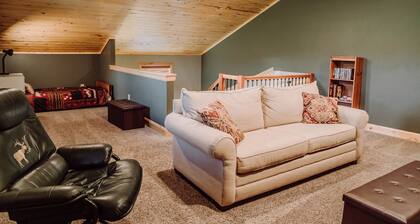 Beautiful log cabin 7 miles from Black Canyon National Park