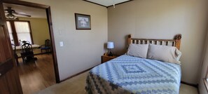 2 slaapkamers, een strijkplank/strijkijzer, gratis wifi, beddengoed