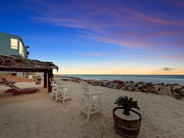 On the beach - Lower Level Pet Friendly Oceanfront Studio P925-3 (Oceanside)