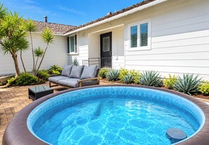 Ein Wohnhaus mit Swimmingpool, Sitzgelegenheiten im Freien und einem gepflegten Garten.