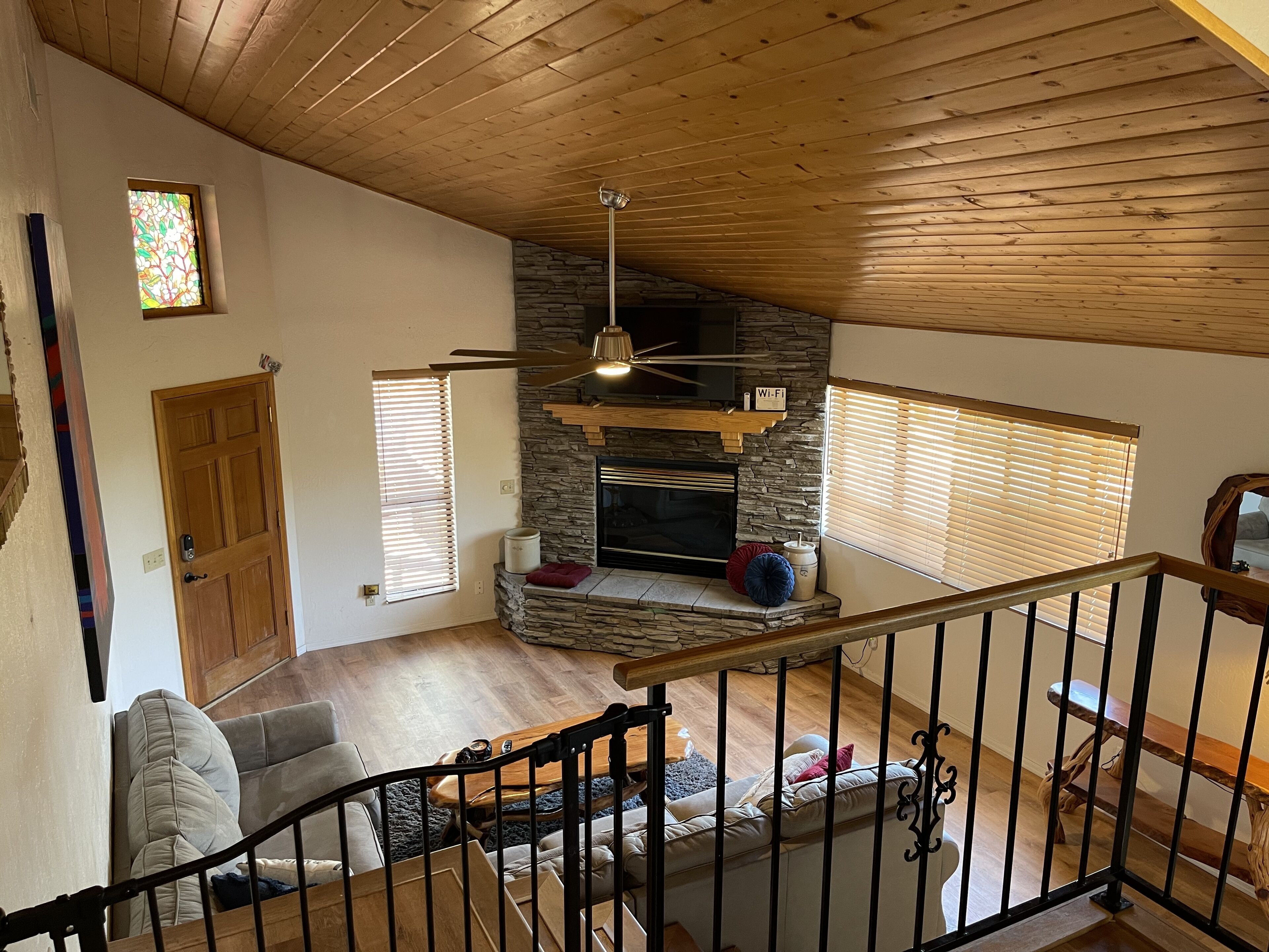 TV connectée, cheminée, livres