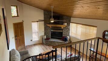 TV connectée, cheminée, livres