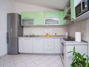 Fridge, microwave, oven, dishwasher - Apartment Spalato - Three Bedroom Apartment with Terrace (Bibinje)
