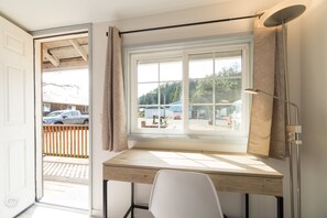 C7 Hotel Room, 1 Queen Bed, No Pets, Access to River and Fishing Dock, Free Wi-Fi