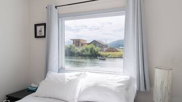 Cabana elite, 1 quarto, cozinha, vista para o rio (Not Pet Friendly) | Individualmente decorados, individualmente mobiliados, escrivaninha