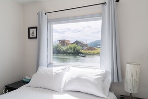 Cabana elite, 1 quarto, cozinha, vista para o rio (Not Pet Friendly) | Individualmente decorados, individualmente mobiliados, escrivaninha