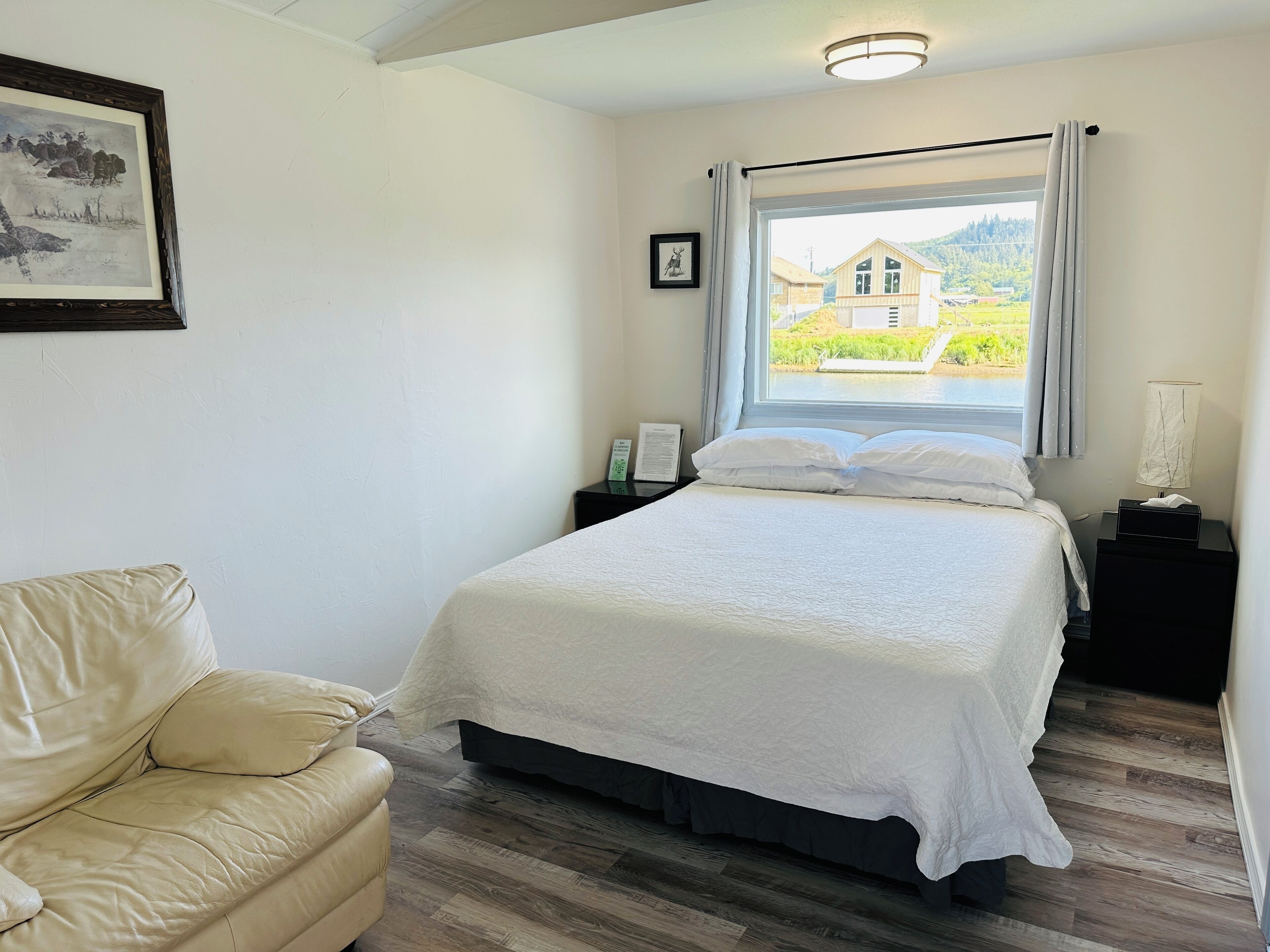 Stuga Elite - 1 sovrum - kök - utsikt mot floden (Not Pet Friendly) | Individuell inredning, unika möbler, skrivbord och arbetsyta för laptop