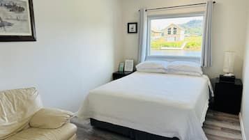 Stuga Elite - 1 sovrum - kök - utsikt mot floden (Not Pet Friendly) | Individuell inredning, unika möbler, skrivbord och arbetsyta för laptop