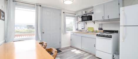 Cabana família, 2 quartos, cozinha, vista para o rio (Not Pet Friendly) | Cozinha privada | Micro-ondas, cafeteira/chaleira, produtos de limpeza, toalhas de papel