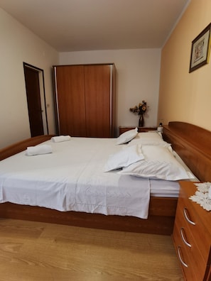 1 habitación, tabla de planchar con plancha, wifi y ropa de cama 