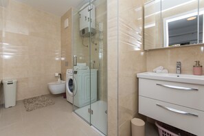 Douche, sĂšche-cheveux, serviettes fournies, papier toilette