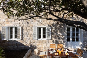 Outdoor dining - Apartment Nico's - Three Bedroom Apartment with Terrace and Sea View (Cavtat)