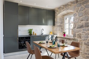Réfrigérateur, four, lave-vaisselle, cafetière/bouilloire