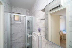 Shower, towels - Apartments Green Garden - Studio with Terrace - 2 (Dubrovnik)
