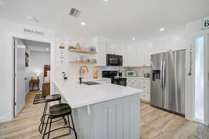 冷蔵庫、電子レンジ、オーブン、コンロ