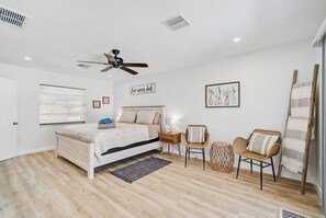 5 habitaciones, escritorio y tabla de planchar con plancha