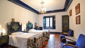 A traditional room with two beds, a chandelier, and a window. - Casa Benedita - Six Bedroom Villa, Sleeps 12 (Abade de Neiva)