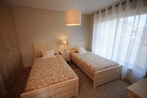 5 bedrooms, desk, iron/ironing board, WiFi
