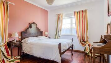 4 bedrooms, iron/ironing board, internet, bed sheets