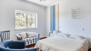 4 quartos, ferros/tábuas de passar roupa, acesso à internet