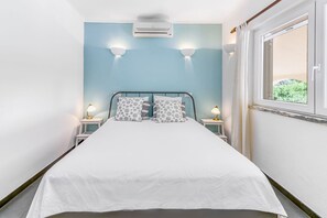 4 bedrooms, iron/ironing board, internet, bed sheets - Casa Farol - Four Bedroom Villa, Sleeps 8 (Carvoeiro)