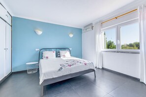4 habitaciones, tabla de planchar con plancha y acceso a internet 