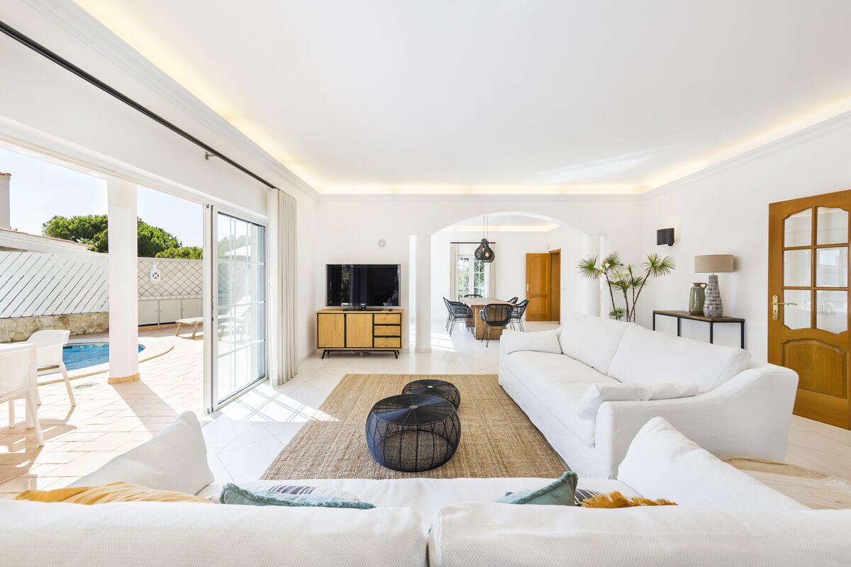 Fernseher, DVD-Player, Tischfußball, Tischtennisplatte