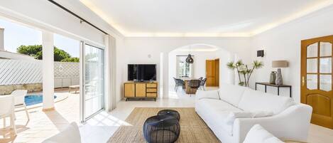 Fernseher, DVD-Player, TischfuĂball, Tischtennisplatte