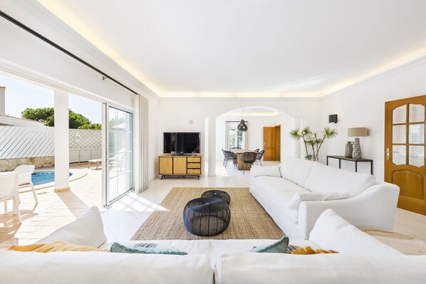 Televisión, reproductor de DVD, futbolito y tenis de mesa