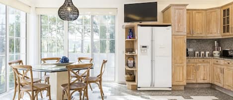Réfrigérateur, four à micro-ondes, lave-vaisselle, congélateur