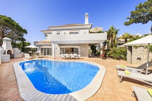 Piscine chauffée, chaises longues