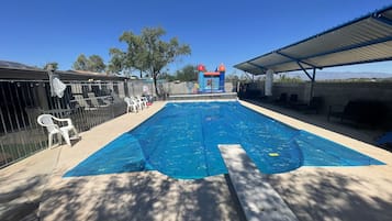 Una piscina al aire libre, una piscina climatizada